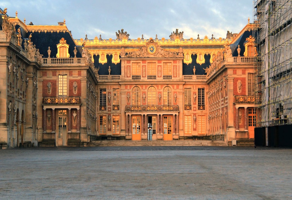 Γαλλία: Μουσείο του Λούβρου και Βερσαλλίες σβήνουν τα φώτα τους για εξοικονόμηση ενέργειας