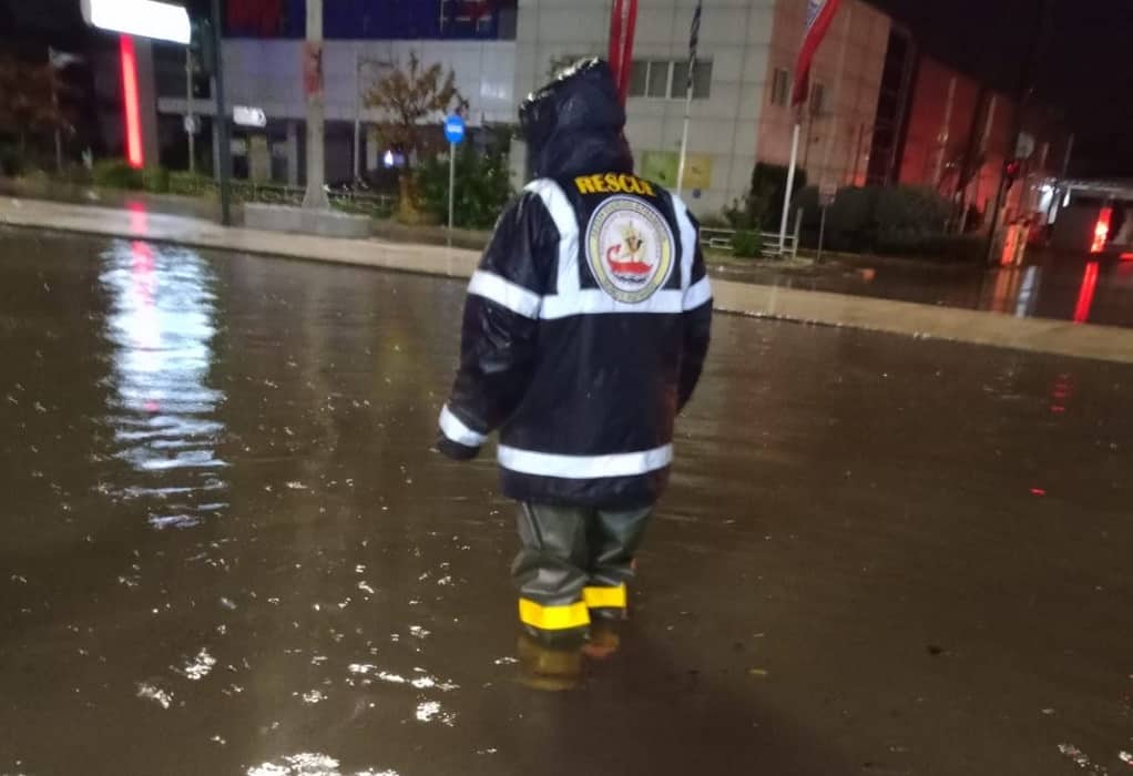 Βόλος: Πλημμύρισαν δρόμοι στις συνοικίες Νεάπολης και Αγίων Αναργύρων