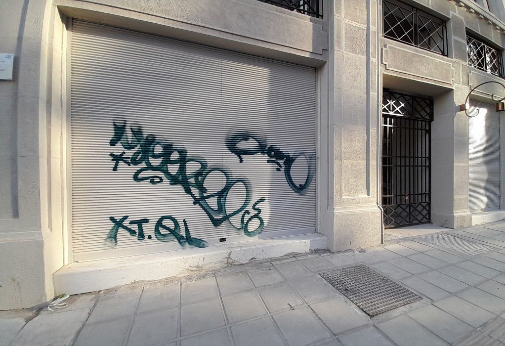 Θεσσαλονίκη: Βανδάλισαν με γκράφιτι την Αγορά Μοδιάνο