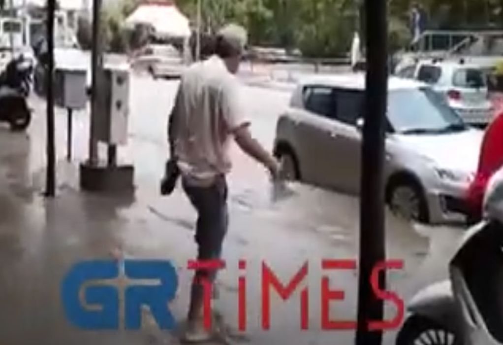 Θεσσαλονίκη: Πήγε για καφέ και παραλίγο να… κολυμπήσει- Πώς έφτασε στο ΙΧ του που «βούλιαξε» στη νεροποντή (VIDEO)