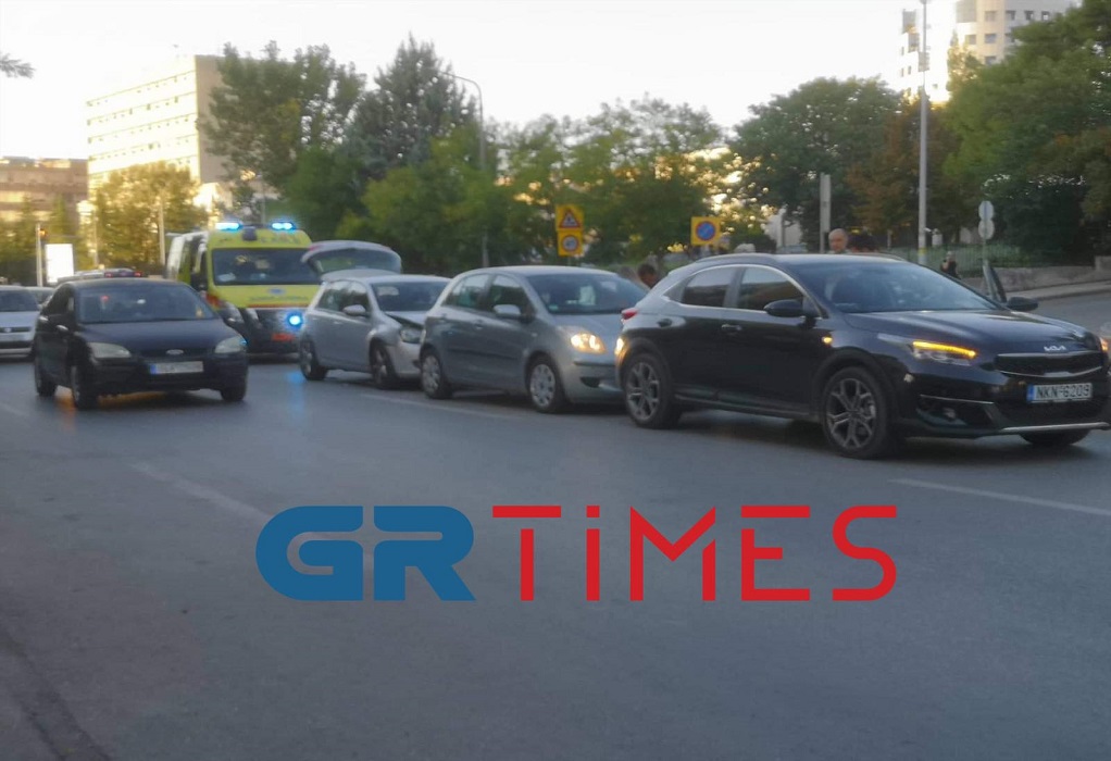 Θεσσαλονίκη: Καραμπόλα τριών οχημάτων στην Εγνατία-Ένας τραυματίας (ΦΩΤΟ)