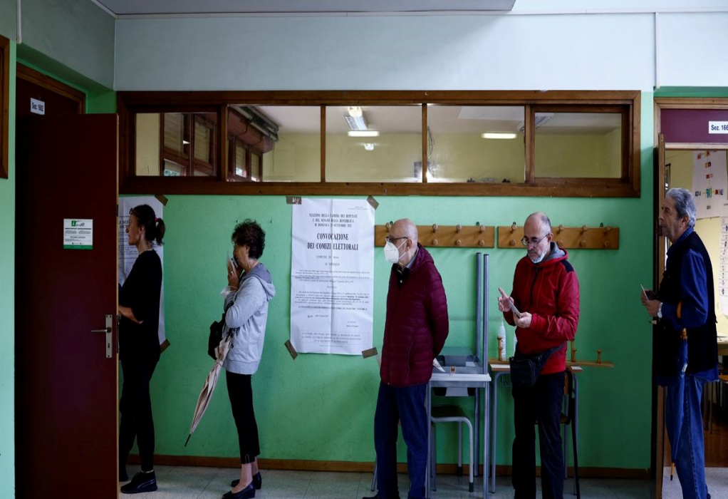 Εκλογές στην Ιταλία: Στη Σαρδηνία το χαμηλότερο ποσοστό συμμετοχής – Αυτοσχέδια κάλπη στη Ρώμη (VIDEO)