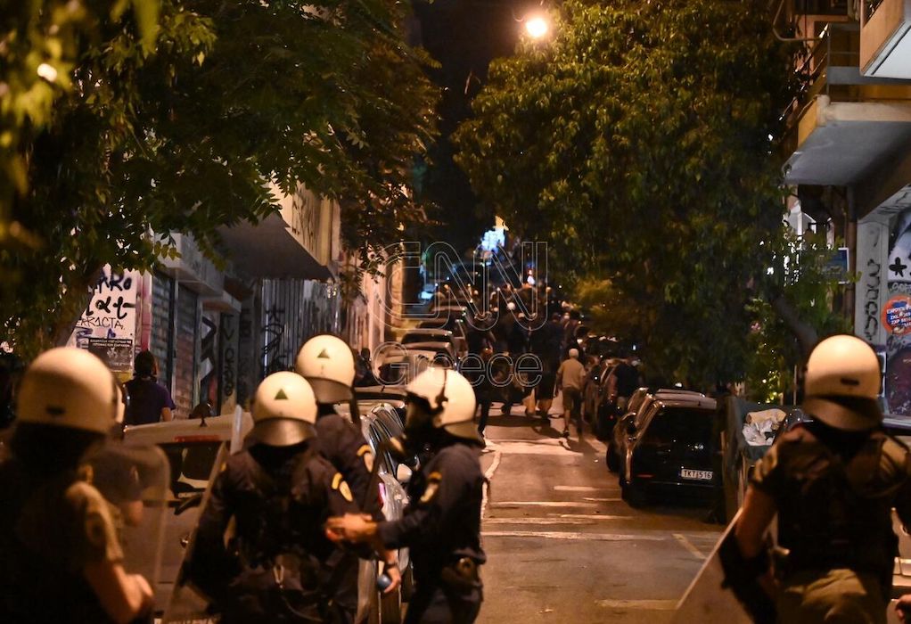 Αθήνα: Ένταση στα Εξάρχεια για το Μετρό – Πέτρες και χημικά μεταξύ αστυνομίας και διαδηλωτών (ΦΩΤΟ-VIDEO)