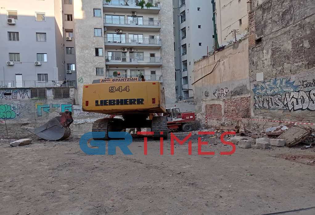 Θεσσαλονίκη: Πάνω από 23 οι οβίδες που βρέθηκαν στο εργοτάξιο – Οι 6 σε κιβώτιο με ναζιστικά σύμβολα (VIDEO)