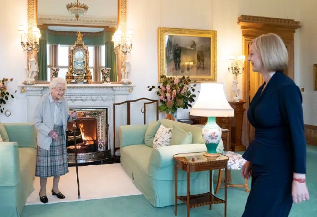 Η βασίλισσα Ελισάβετ διόρισε την Λιζ Τρας στη θέση του πρωθυπουργού (ΦΩΤΟ)