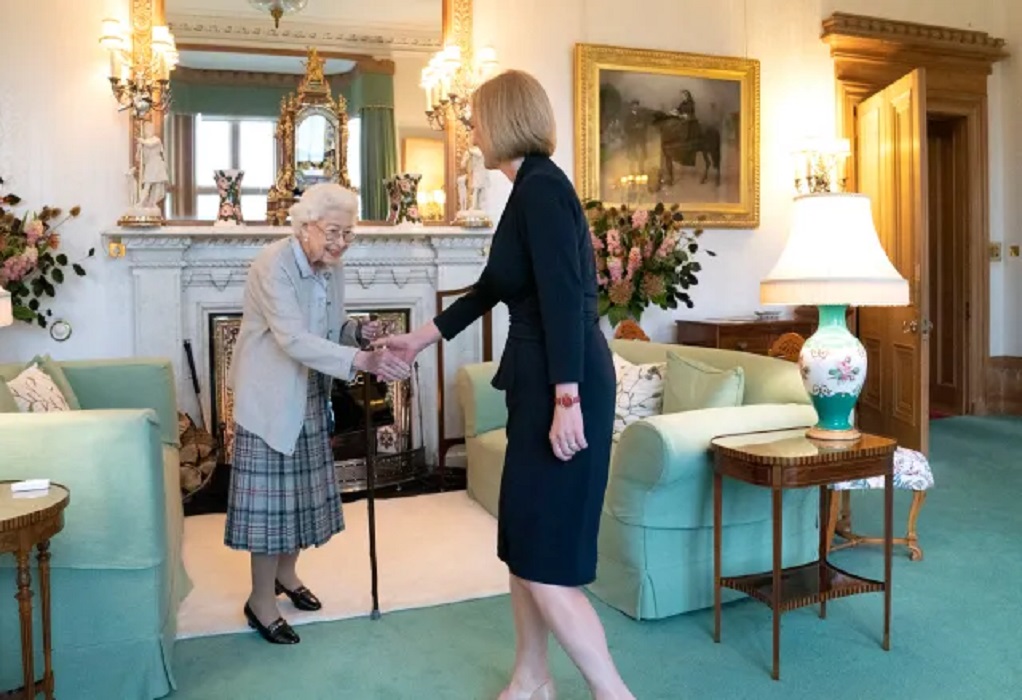 Βασίλισσα Ελισάβετ: Το μελανιασμένο χέρι που χαιρέτησε την Λιζ Τρας εγείρει ερωτήματα για την υγεία της