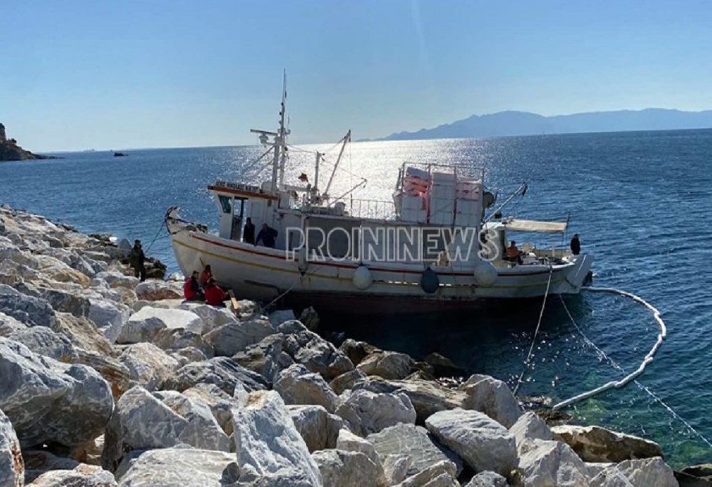 Καβάλα: Αλιευτικό σκάφος με 11 επιβαίνοντες έπεσε σε βράχια του λιμανιού (ΦΩΤΟ)