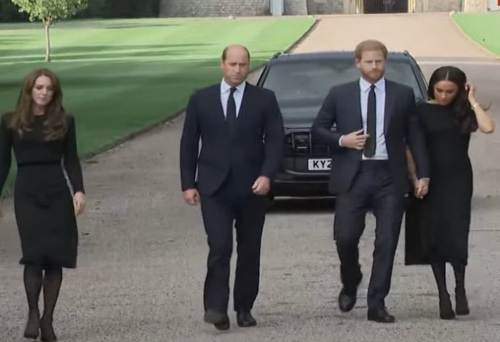 Πρίγκιπας Ουίλιαμ: Στηρίζει τον βασιλιά Κάρολο – Με πρίγκιπα Χάρι και Μ. Μάρκλ στο Ουίνζορ (VIDEO)
