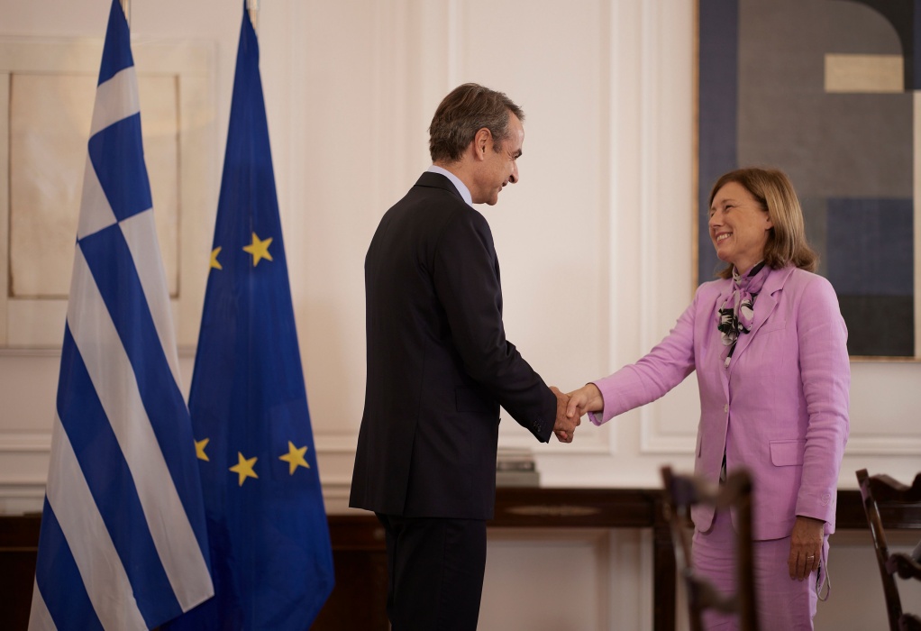 Με την Αντιπρόεδρο της Ευρωπαϊκής Επιτροπής Věra Jourová συναντήθηκε ο Κυριάκος Μητσοτάκης 