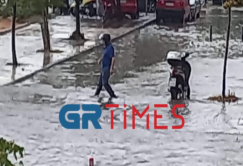 Κακοκαιρία-Θεσσαλονίκη: Πλημμύρισε η 26ης Οκτωβρίου-Ξεβουλώνουν τα φρεάτια με τα χέρια! (VIDEO)