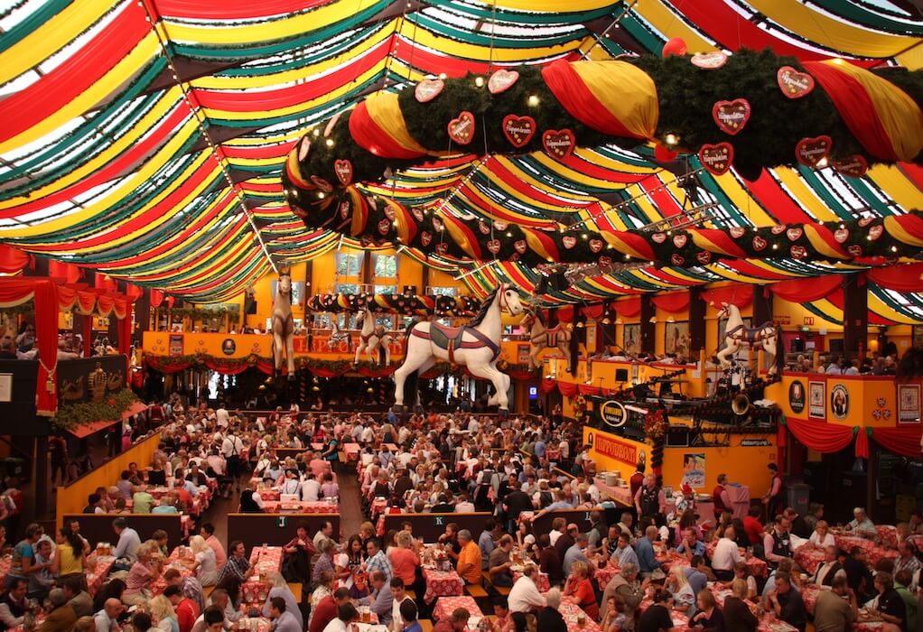 Γερμανία: Το Oktoberfest επέστρεψε έπειτα από δύο χρόνια απουσίας λόγω της πανδημίας