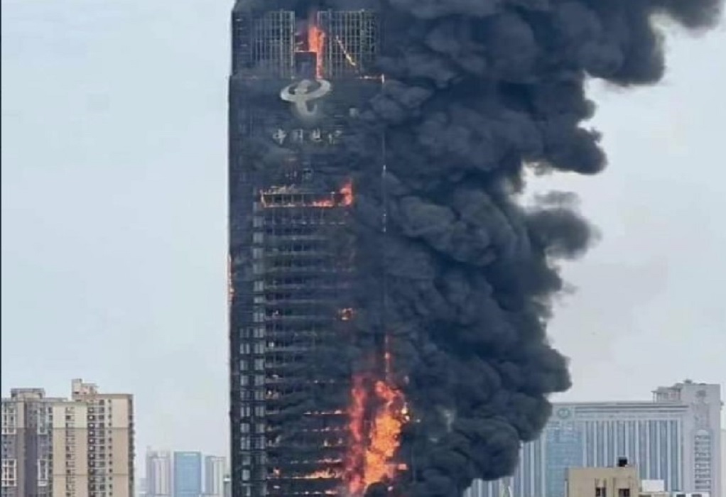 Κίνα: Ουρανοξύστης 218 μέτρων παραδόθηκε στις φλόγες-Συγκλονιστικές εικόνες (VIDEO)