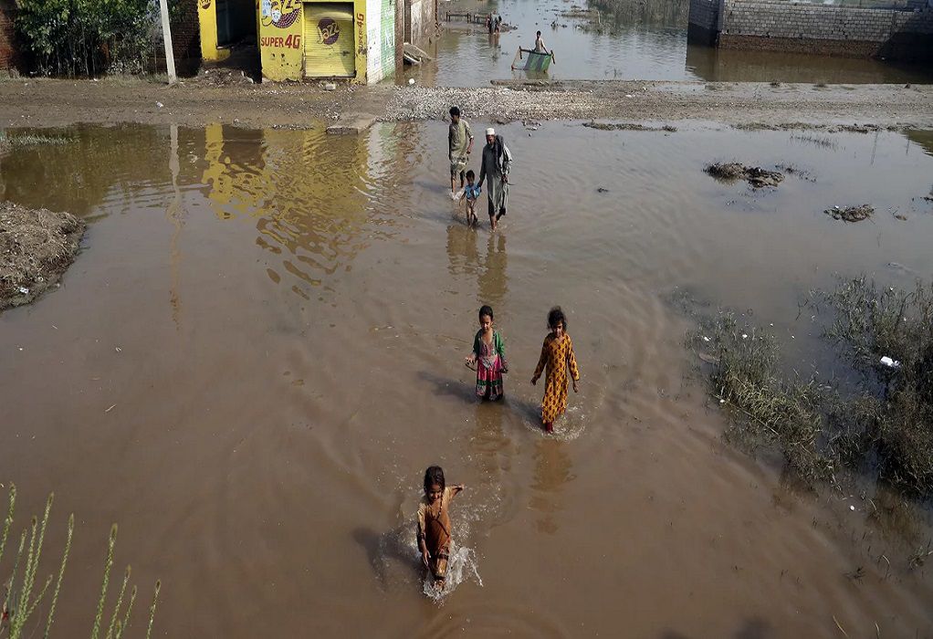 Πακιστάν: Έως και 9 εκατομμύρια άνθρωποι βρίσκονται αντιμέτωποι με το φάσμα της φτώχειας μετά τις πλημμύρες