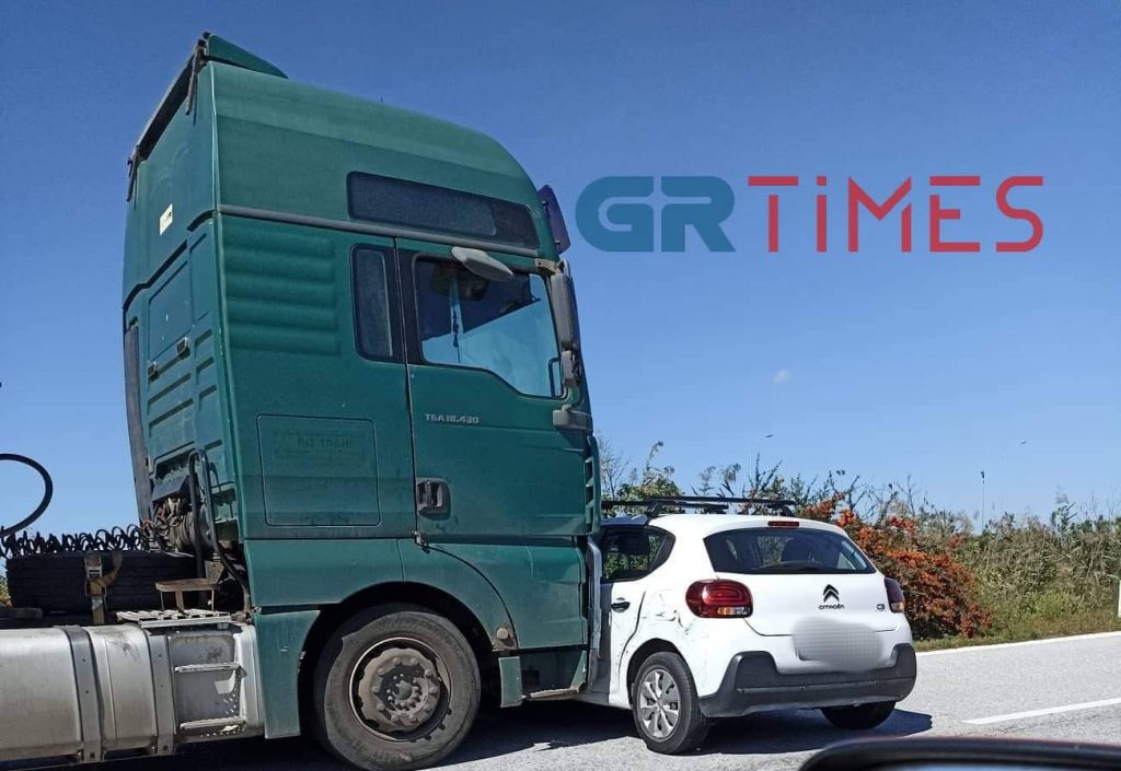 Θεσσαλονίκη: Σύγκρουση φορτηγού με ΙΧ στα Μάλγαρα (ΦΩΤΟ)