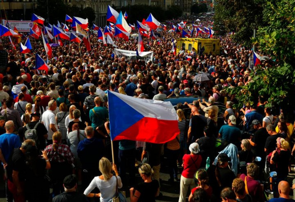 Τσεχία: Δεκάδες χιλιάδες διαδηλωτές διαμαρτυρήθηκαν στην Πράγα κατά της κυβέρνησης, της ΕΕ και του ΝΑΤΟ