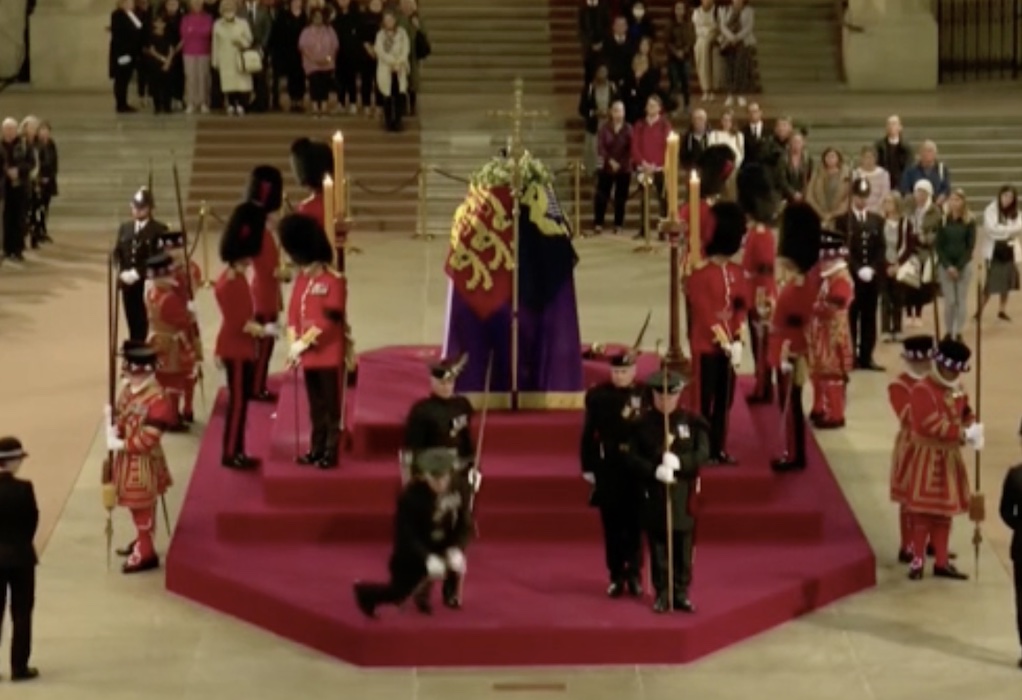 Βασίλισσα Ελισάβετ: Λιποθύμισε φρουρός στο λαϊκό προσκύνημα (VIDEO)