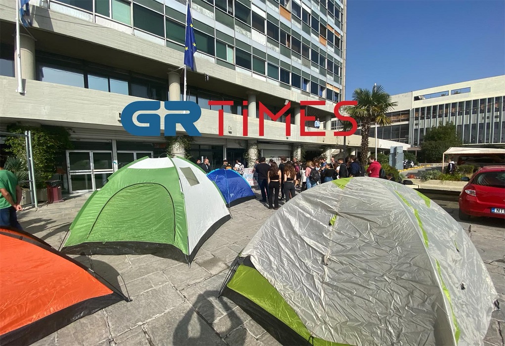 Θεσσαλονίκη: Φοιτητές έστησαν σκηνές μέσα στο ΑΠΘ-«Ακρίβεια και υψηλά ενοίκια σαρώνουν τα πάντα» (ΦΩΤΟ-VIDEO)