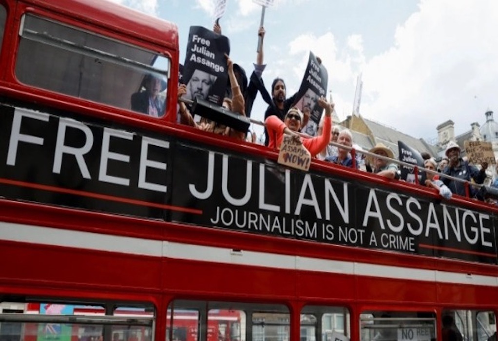 Βρετανία: Μια ανθρώπινη αλυσίδα στο κοινοβούλιο, κατά της έκδοσης του Τζούλιαν Ασάνζ στις ΗΠΑ