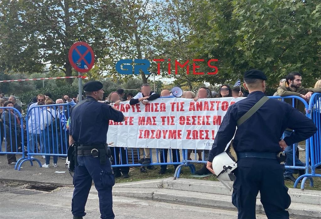 Θεσσαλονίκη: Διαμαρτυρία υγειονομικών σε αναστολή αμέσως μετά την παρέλαση (ΦΩΤΟ-VIDEO)