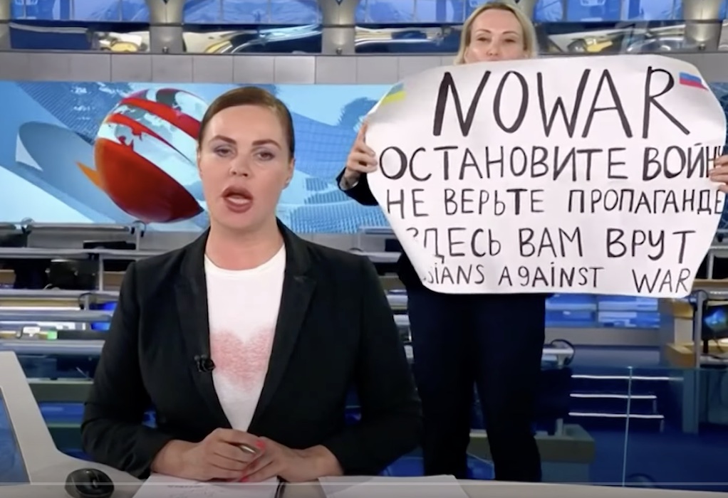 Ρωσία: Η Μαρίνα Οφσιάνκοβα εγκατέλειψε τη χώρα μαζί με την κόρη της