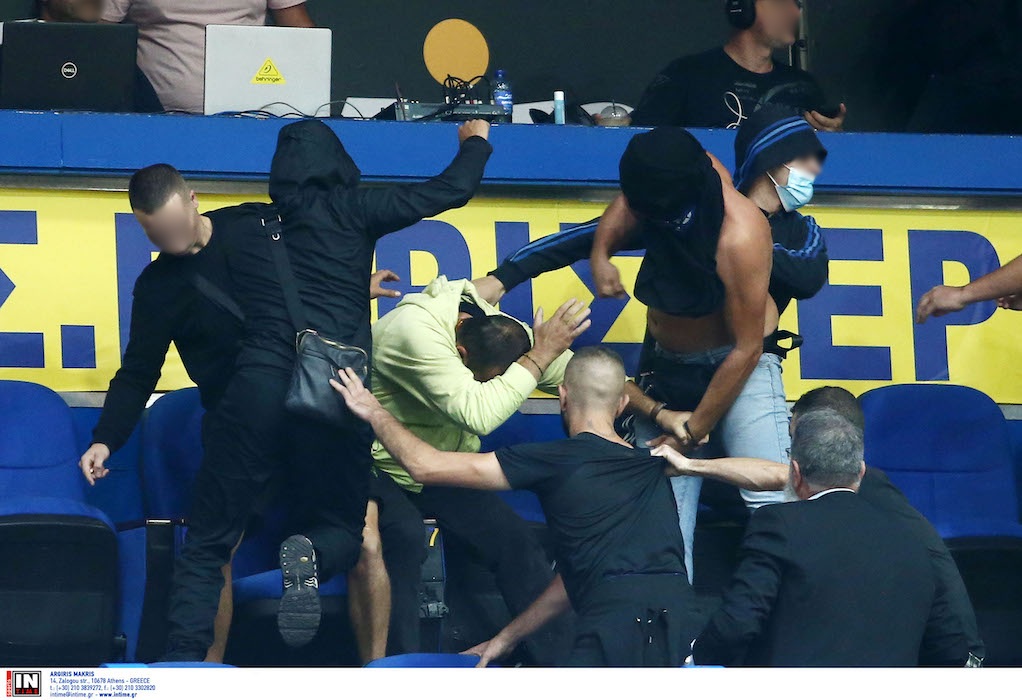Περιστέρι-ΑΕΚ: Σοβαρά επεισόδια στις εξέδρες – Διέκοψαν τον αγώνα οι διαιτητές (ΦΩΤΟ)