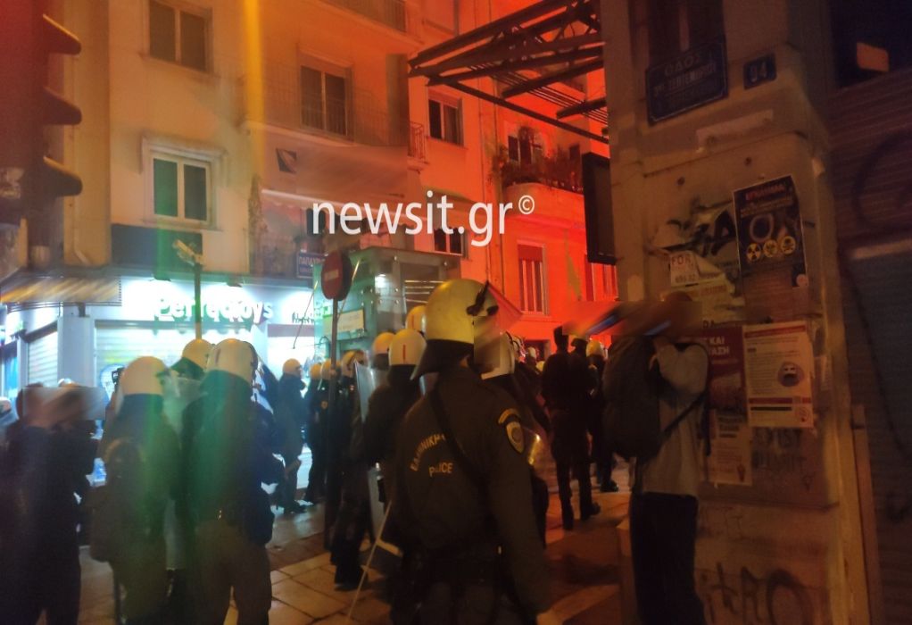 ΑΤ Ομόνοιας: Επεισόδια και ένταση στο κέντρο της Αθήνας έπειτα από πορεία για τη 19χρονη (VIDEO)