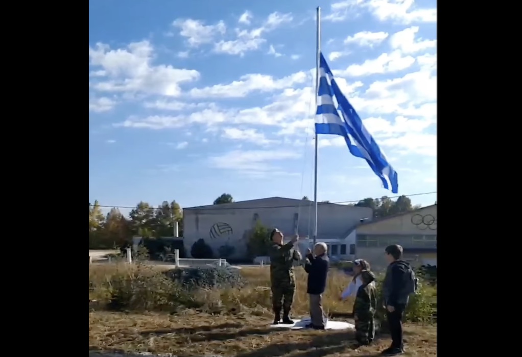 Έβρος: Ύψωσαν 5 μεγάλες ελληνικές σημαίες κοντά στα σύνορα, παραμονή της εθνικής επετείου (VIDEO)