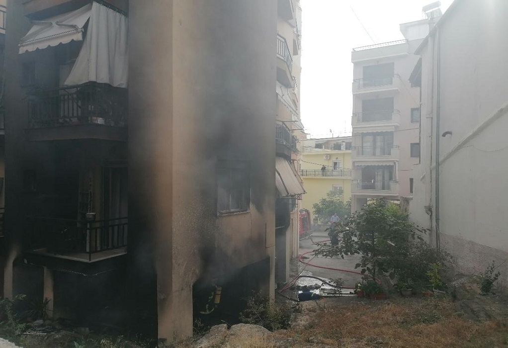 Καβάλα: Φωτιά σε πυλωτή πολυκατοικίας – Ζημιές σε διαμέρισμα (ΦΩΤΟ)
