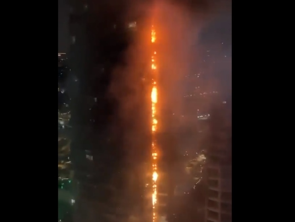 Τουρκία: Στις φλόγες ουρανοξύστης στην Κωνσταντινούπολη (VIDEO)