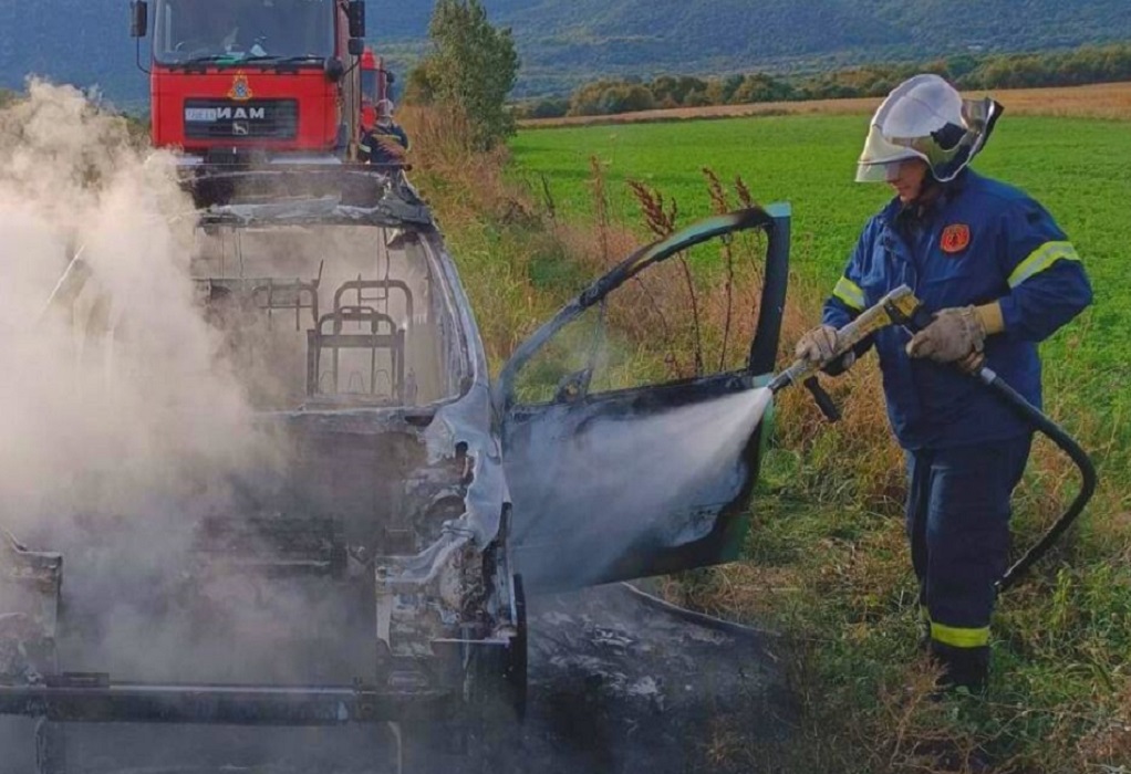 Θεσσαλονίκη: Κάηκε ολοσχερώς αυτοκίνητο στον δήμο Βόλβης (ΦΩΤΟ)