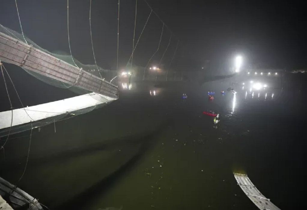 Σοκαριστικό βίντεο: Η στιγμή της κατάρρευσης της γέφυρας στην Ινδία