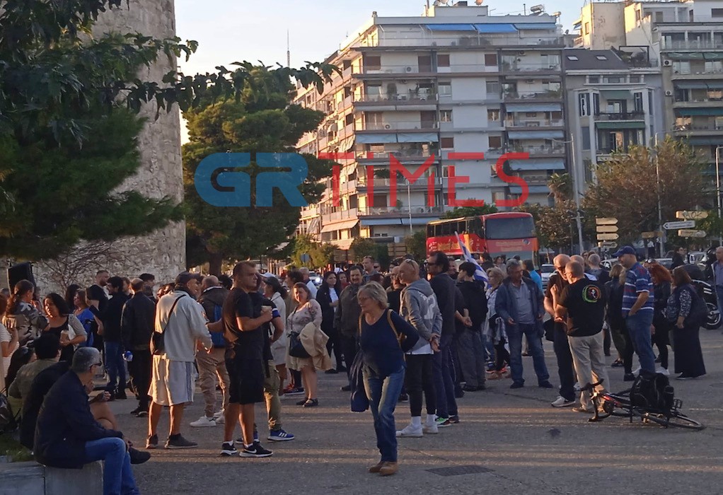 Θεσσαλονίκη: Συγκέντρωση αντιεμβολιαστών στον Λευκό Πύργο (ΦΩΤΟ)