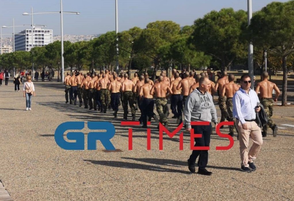 ΟΥΚάδες κάνουν γυμναστική ημίγυμνοι στη Νέα Παραλία της Θεσσαλονίκης