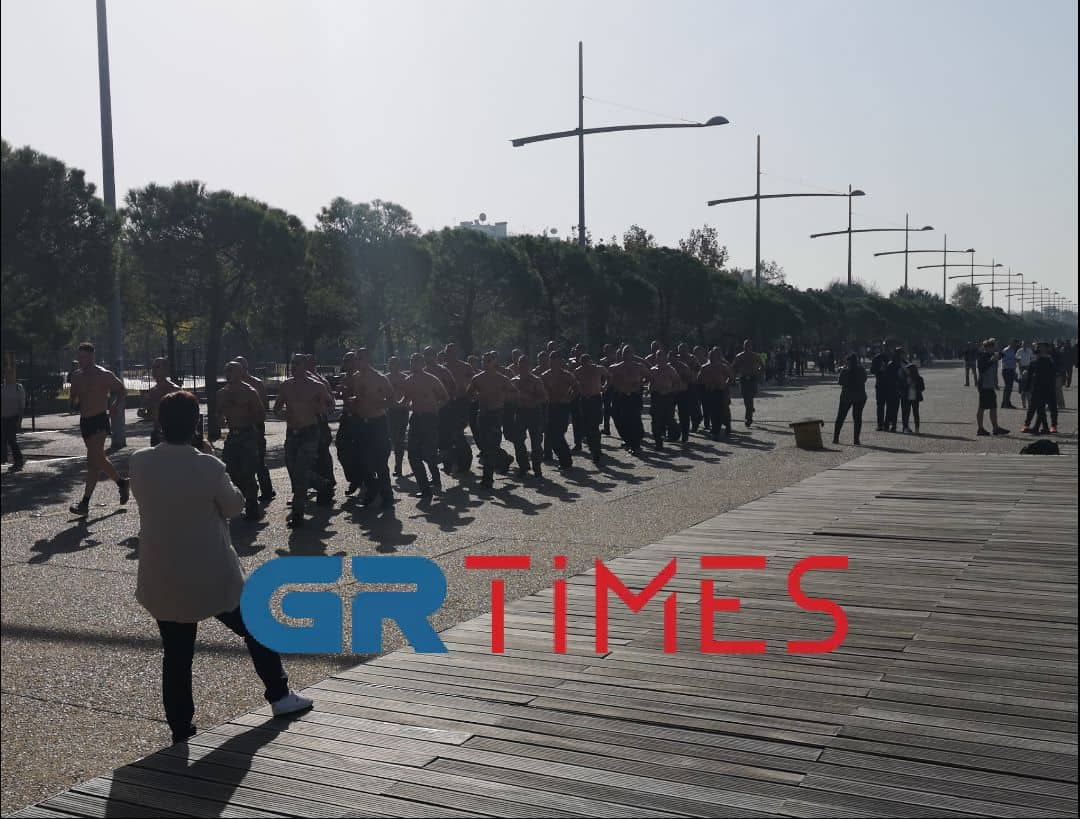 ΟΥΚάδες κάνουν γυμναστική ημίγυμνοι στη Νέα Παραλία της Θεσσαλονίκης