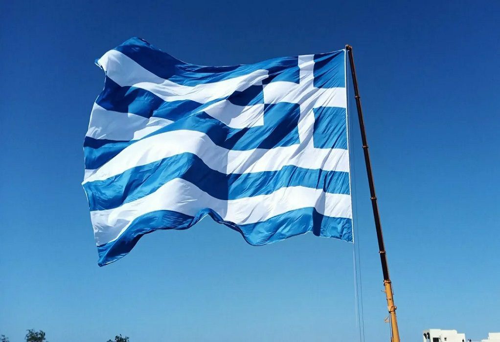 Η μεγαλύτερη Ελληνική σημαία υψώθηκε ξανά στη Σαντορίνη (VIDEO)