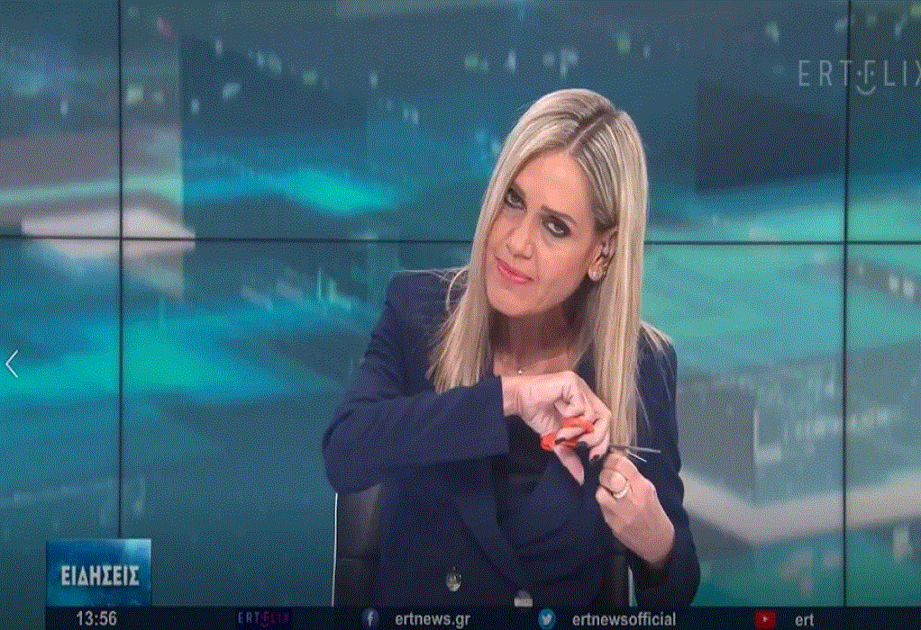 Η Σύνθια Σάπικα εκφωνεί το δελτίο στην ΕΡΤ3 και κόβει τα μαλλιά της την ώρα της αποφώνησης (VIDEO)