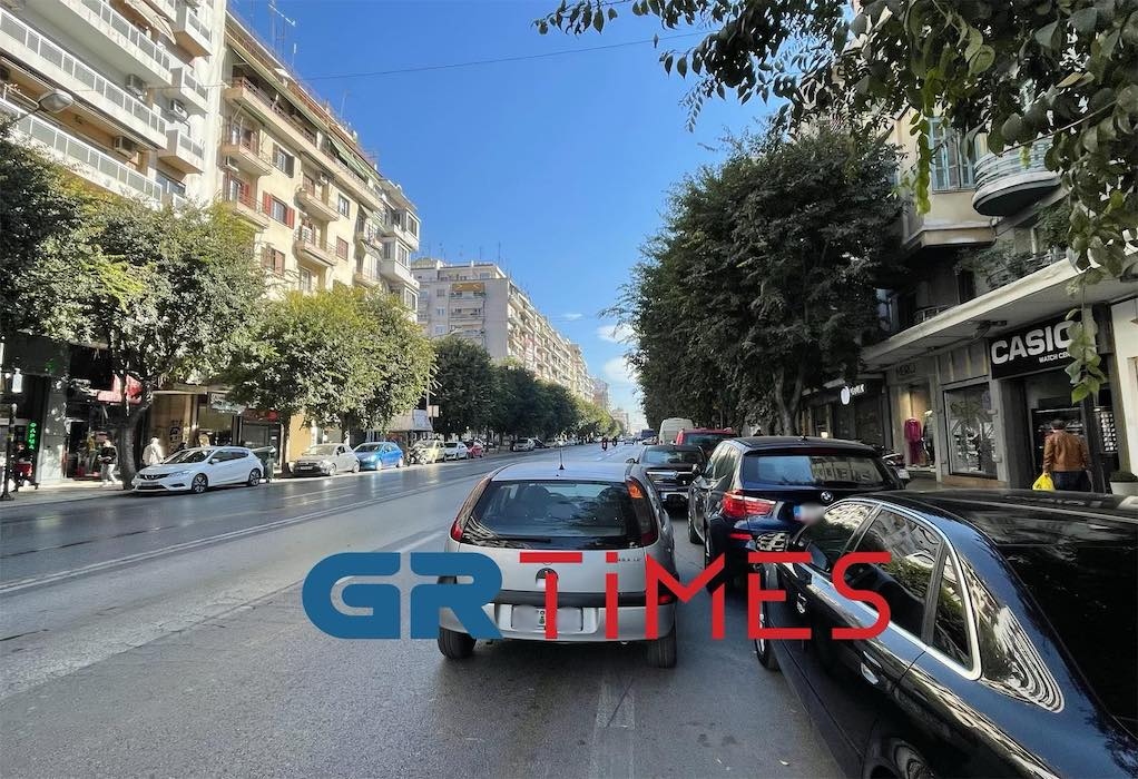 Θεσσαλονίκη: «Πνίγουν» το κέντρο τα διπλοπαρκαρισμένα – Κλείνουν ακόμη και θέσεις ΑμεΑ (ΦΩΤΟ-VIDEO)