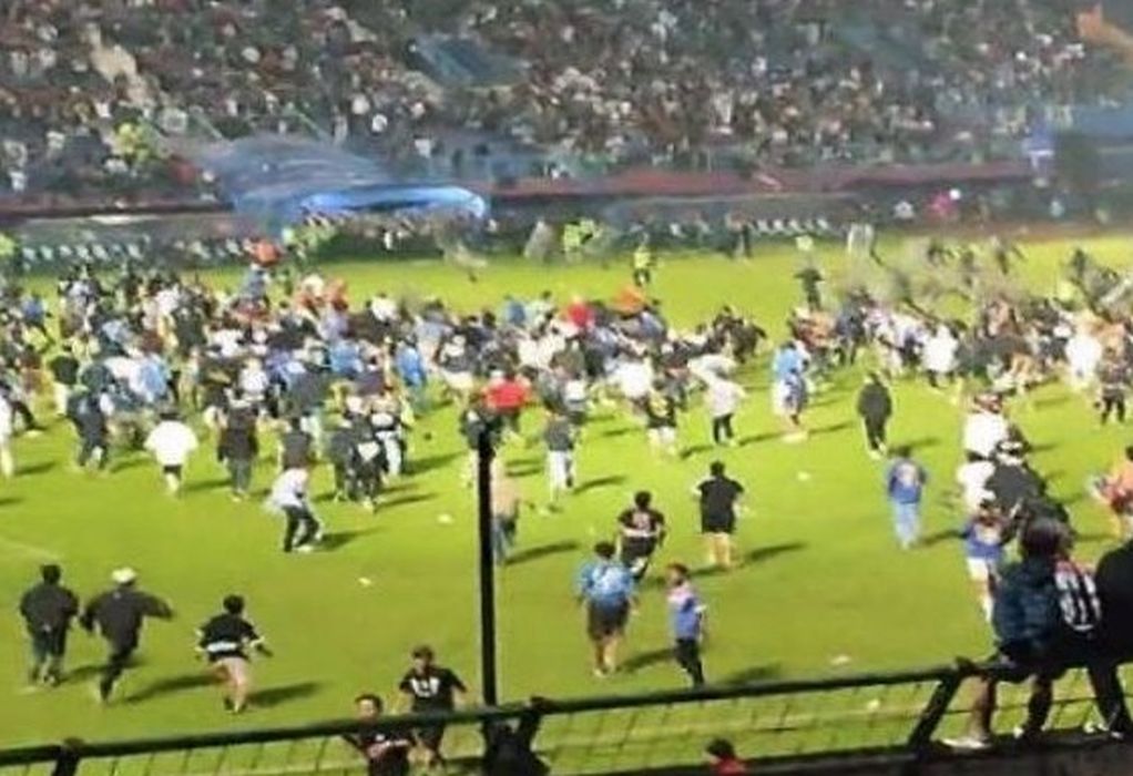 Αδιανόητη τραγωδία στην Ινδονησία-Δεκάδες νεκροί σε ποδοσφαιρικό αγώνα (VIDEO)