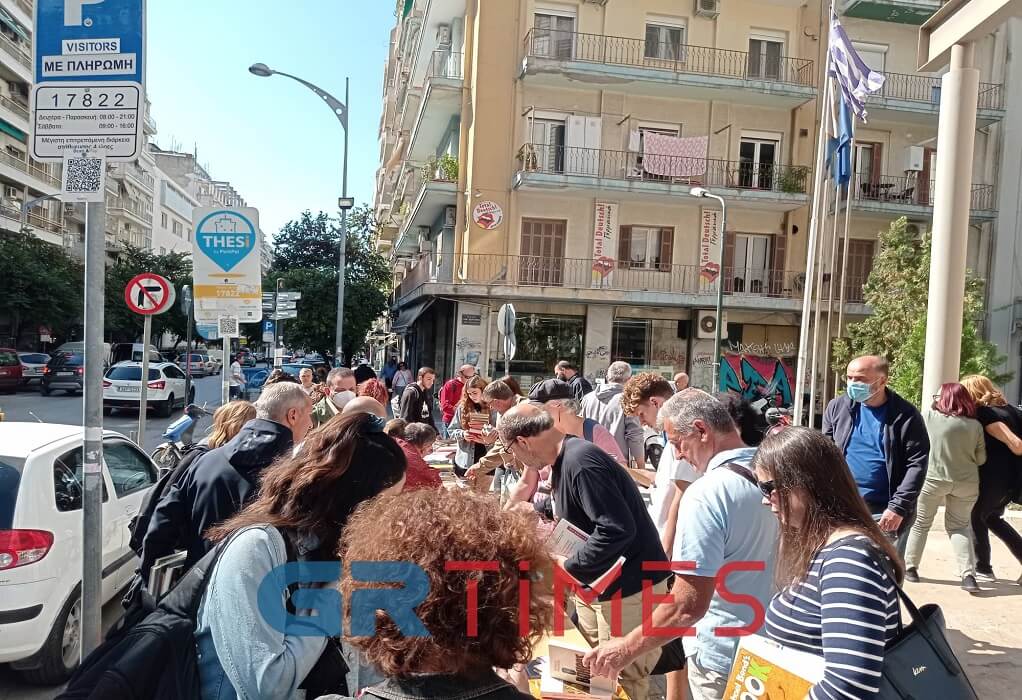 Ο Δήμος Θεσσαλονίκης χαρίζει πάνω από 3.000 βιβλία – Στην “ουρά” δεκάδες βιβλιοφάγοι (ΦΩΤΟ)