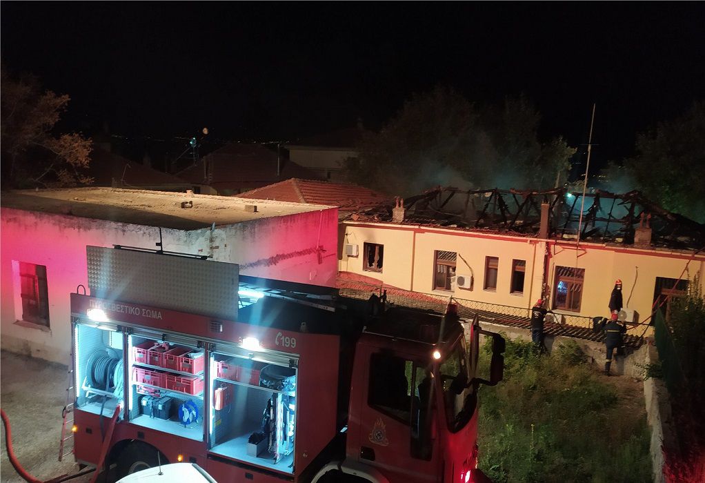 Κοζάνη: Κάηκε το ιστορικό δημαρχείο Σερβίων – Σώθηκαν οι δύο νέες πτέρυγες (VIDEO)