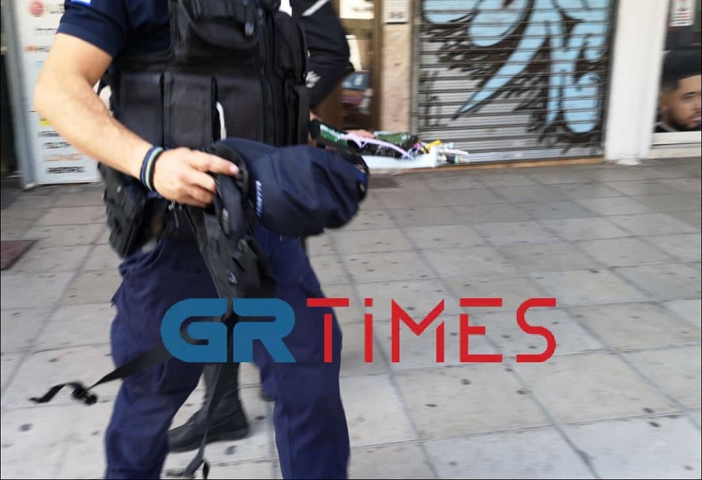 Θεσσαλονίκη-Επεισοδιακή απόπειρα ληστείας σε κατάστημα: Οι δράστες φορούσαν αλεξίσφαιρα με διακριτικό της ΕΛΑΣ (ΦΩΤΟ-VIDEO)