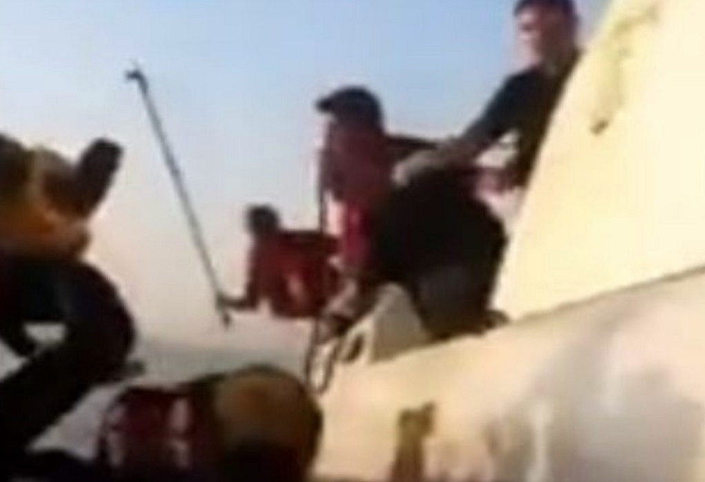 Σοκαριστικό βίντεο: Τούρκοι λιμενικοί χτυπούν μετανάστες με στειλιάρια και τους σπρώχνουν στο Αιγαίο  