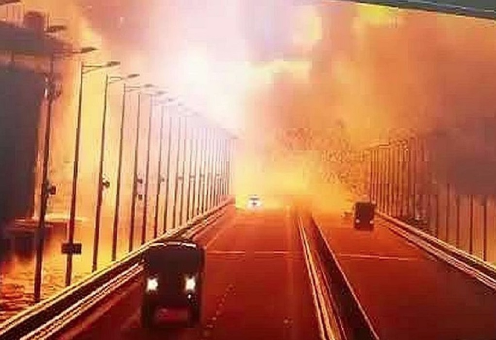 Συγκλονιστικό βίντεο: Η στιγμή της έκρηξης στη γέφυρα της Κριμαίας-Έρευνα για τα αίτια διέταξε ο Πούτιν