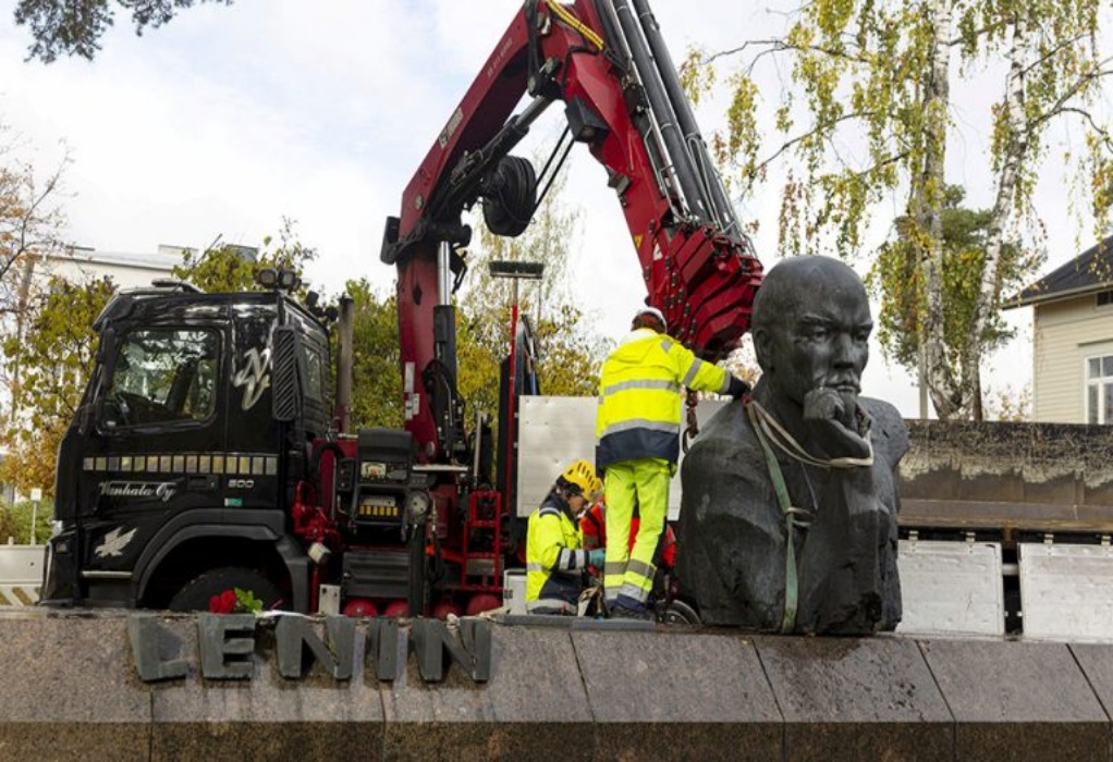 Φινλανδία: Απομακρύνθηκε το τελευταίο άγαλμα του Λένιν στη χώρα λόγω της ρωσικής εισβολής στην Ουκρανία