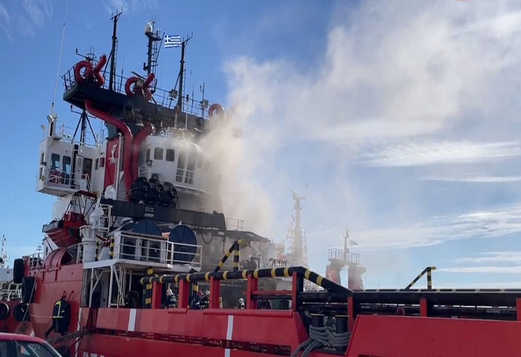 Αλεξανδρούπολη: Φωτιά σε ρυμουλκό πλοίο στο λιμάνι-Σπεύδει η Πυροσβεστική (VIDEO)