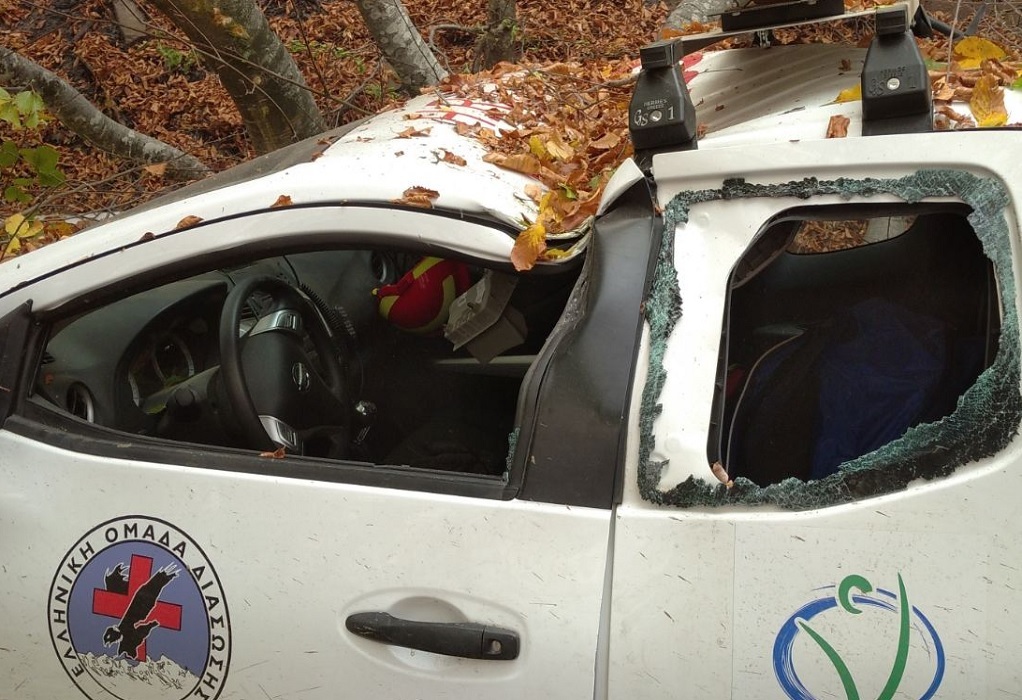 Παπίκιο Όρος: Εθελοντής τραυματίστηκε όταν δέντρα καταπλάκωσαν όχημα της ΕΟΔ Ροδόπης (ΦΩΤΟ)