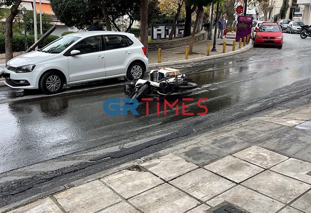 Θεσσαλονίκη: Εκτροπή δικύκλου στη Νεάπολη από καύσιμα στο οδόστρωμα (ΦΩΤΟ)