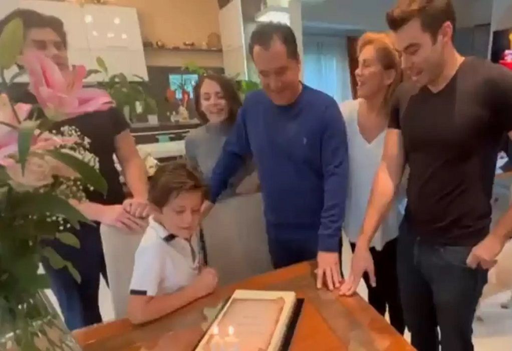 Ο Άδωνις Γεωργιάδης έσβησε τούρτα για τα γενέθλιά του με την οικογένειά του (VIDEO)