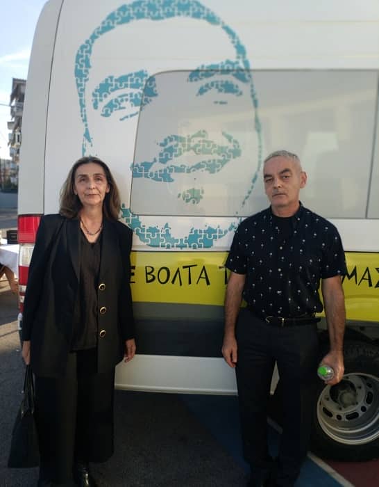 Οι γονείς του Άλκη Καμπανού μπροστά στο λεωφορειάκι του συλλόγου ΜαμΑ