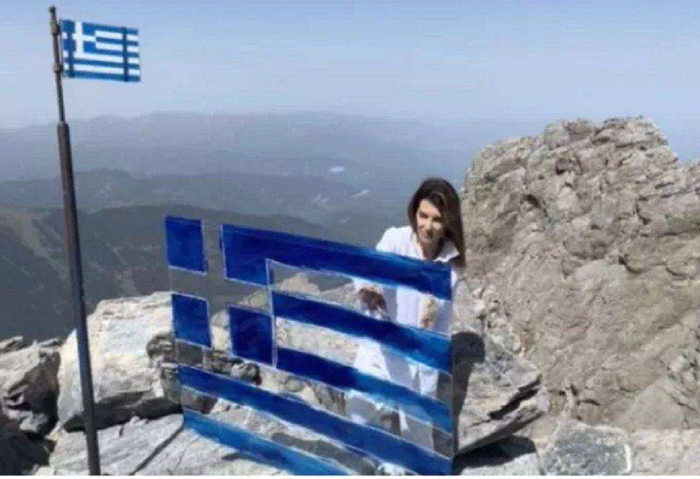 Εικαστικός φιλοτέχνησε μια ιδιαίτερη ελληνική σημαία στην κορυφή του Ολύμπου
